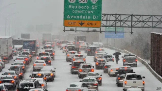 北卡羅萊納州公路上的車輛(2014年2月12日)
