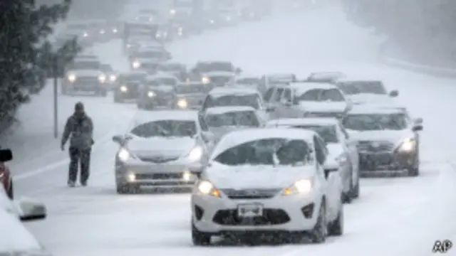 Машина на заснеженной дороге