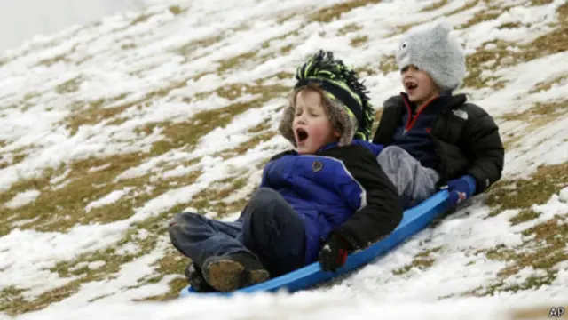 田納西州玩雪的孩子(2014年2月12日)