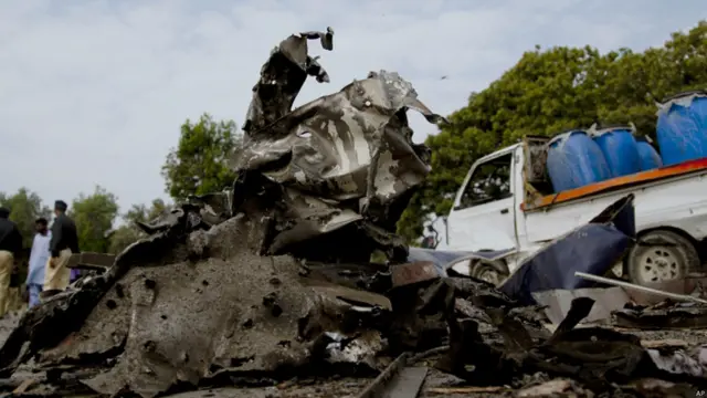 ڈی آئی جی ایسٹ منیر شیخ نے مقامی ذرائع ابلاغ کو بتایا ہے کہ باردو سے بھری گاڑی میں دھماکہ کر کے بس کو تباہ کیا گیا ہے۔