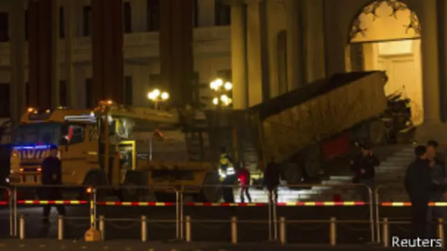 台湾总统府1月25 日遭男子张德正驾驶大货车冲撞