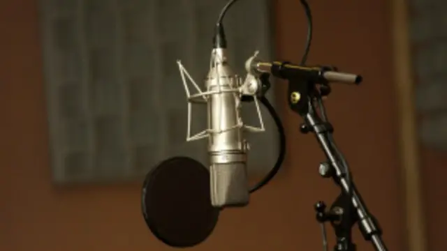 لا يحتاج صحفيو الراديو إلا إلى ميكروفون وجهاز تسجيل ليبدأ العمل.