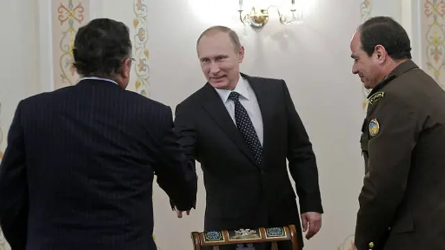 فیلڈ مارشل السیسی مصری وزیر خارجہ نبیل فہمی کے ساتھ صدر پوتن سے ملے 