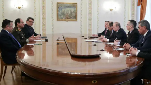 پوتین و وزیران دفاع و خارجه روسیه (چپ) با السیسی و فهمی