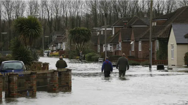 狂風暴雨侵襲英國