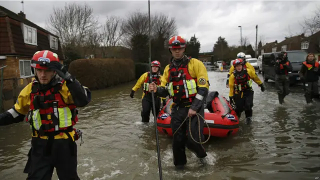 狂風暴雨侵襲英國