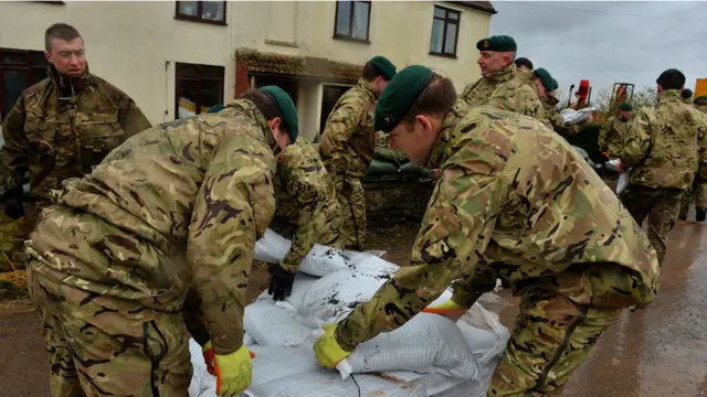 狂風暴雨侵襲英國