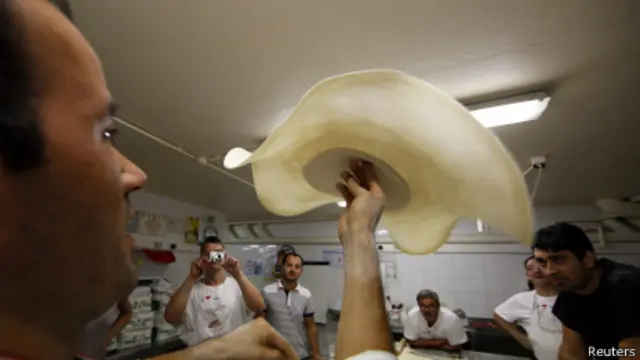 Hombre haciendo pizza