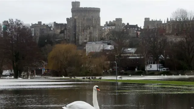 狂風暴雨侵襲英國