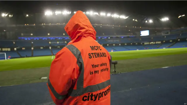 狂風暴雨侵襲英國