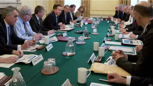 英國首相終於召開應急委員會