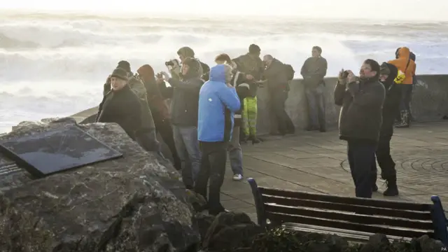 觀潮者冒著危險前來拍照