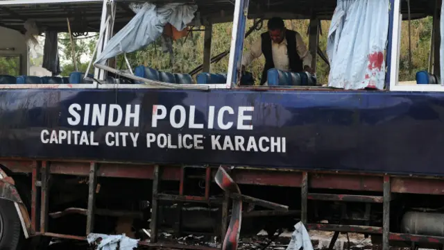 پولیس افسر کے مطابق متاثرہ بس میں 55 اہلکار سوار تھے جو کہ ڈیوٹی کے لیے بلاول ہاؤس جا رہے 