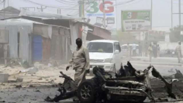 أحد المارة يتفحص مكان الانفجار الذي وقع خلال اكتظاظ المكان.