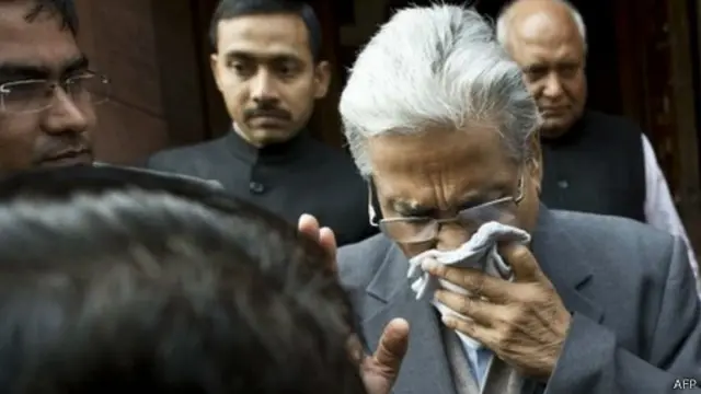 Депутати виходили з приміщення кашляючи і витираючи очі