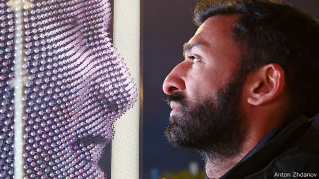 Асиф Хан лицом к лицу с 3D проекцией