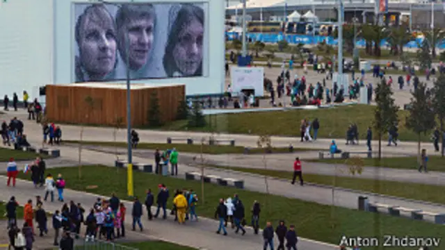 Проекции лиц над Олимпийским парком