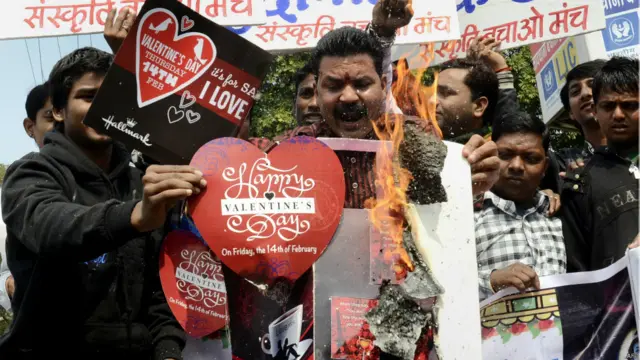  هندوستان کې د هندوانو 'دود پال سازمان' فعالانو د فبروري په ۱۳ د دغه هېواد په بهوپال سیمه کې د وېلنټاین ورځې په مناسبت چاپ شوي کارتونو او پوسټرونو ته اور ورته کړ.