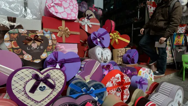 د ویتنام هنوي ښار یوه دوکان د وېلنټاین ورځې په مناسبت ډالۍ د پلور لپاره په ترتیب ایښې دي. ویلنټاین ورځ د فبروري له ۱۴ سره سمون خوري.