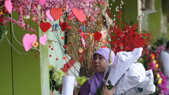 د اندونیزیا په جکارتا ښار کې هم د ویلنټاین ورځې لپاره دکانونو کې ډالۍ پلور ته ایښې دي.