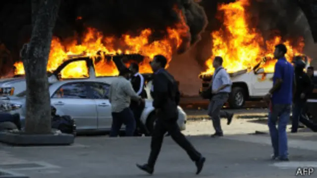 در تظاهرات دیروز تعدادی خودرو به آتش کشیده شد