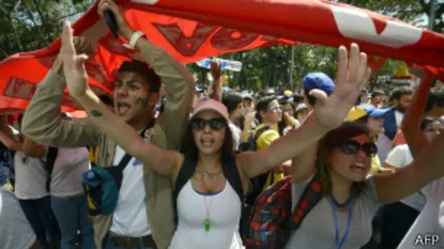 دانشجویان در استانهای غربی تاچیرا و مریدا در خط مقدم اعتراضات قرار دارند و میگویند از ناامنی و فقر به تنگ آمدهاند.