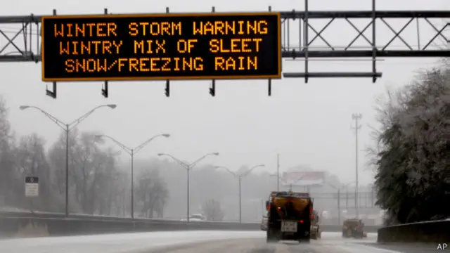 Снегопады на дороге в Атланте