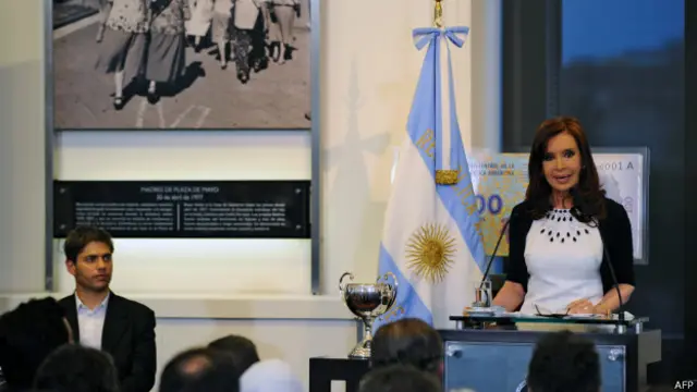 Ministro da economia Cristina Kirchner and Axel Kicillof (à esq.) e a presidente Cristina Kirchner (foto: AFP)