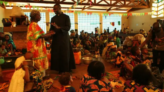 وصل المسلمون، الذين يقدر عددهم بـ 650 شخص – إلى الكنيسة بين 16 و17 من يناير/كانون الثاني.