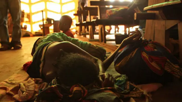 اتخذت العائلات الممرات ملجأ لها، وحمل المذبح حقائبهم