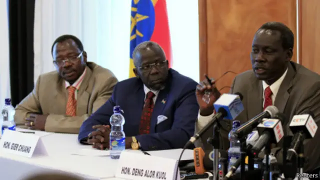 قال آلور إنهم يعارضون الحكومة بسبب "نقص الممارسة الديمقراطية" فيها.