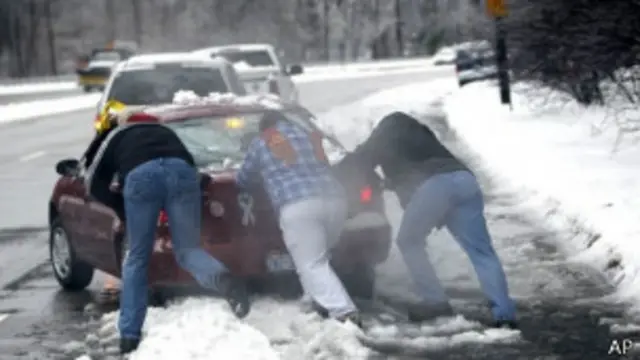 تسببت حوادث الطرق جراء سوء الأحوال الجوية في مقتل العديد من الأشخاص