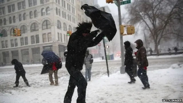 لم تقدر المظلات على منع الرياح والثلوج في مدينة نيو يورك