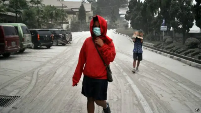 غطي بعض المدن بطبقة من الرماد يصل سمكها إلى 4 سنتمترات.