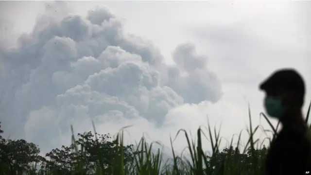 जावा टापू पर माउंट केलुद ज्वालामुखी