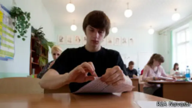 Сдача ЕГЭ в Томске: выпускник вскрывает конверт с заданием по математике (2013 г.)