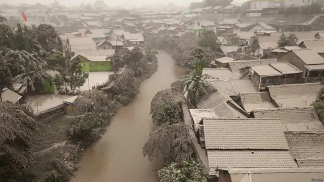 انڈونیشیا کے جزیرے جاوا میں آتش فشاں سے خارج ہونے والی راکھ نے قریبی آبادیوں کو لپیٹ میں لے لیا ہے۔