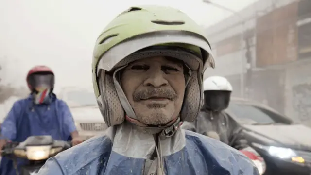 جمعرات کو راکھ کے اخراج کے بعد قریبی آبادیوں سے ہزاروں افراد نے نقل مکانی کی ہے۔