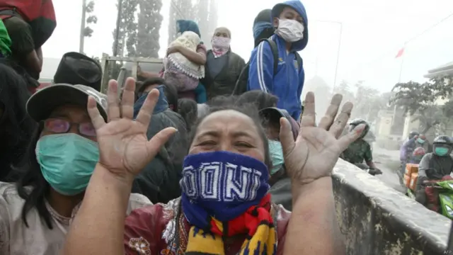 راکھ کے بادل آتش فشاں سے 130 کلومیٹر دور واقع شہر سورابایا میں بھی پہنچے ہیں۔