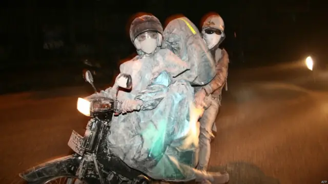 محکمۂ موسمیات کے مطابق راکھ دو سو کلومیٹر کے فاصلے تک پہنچ سکتی ہے۔