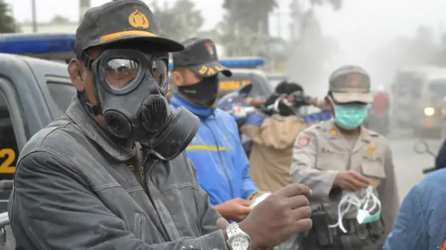 متاثرہ علاقے میں کچھ شہروں میں راکھ کی ڈیڑھ انچ موٹی تہہ بچھ گئی ہے۔