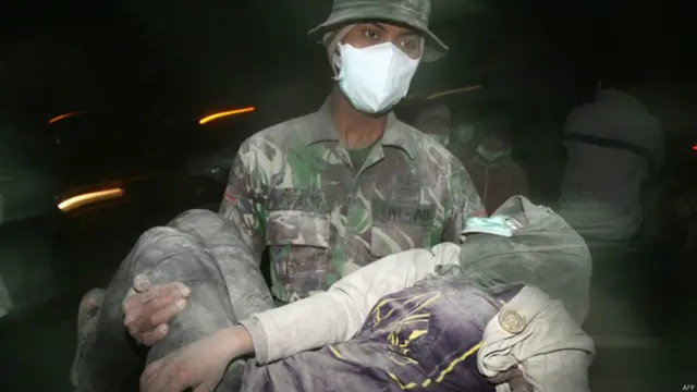 جمعرات کو آتش فشاں پھٹنے سے ایک گھنٹہ قبل حکام نے اس کے اردگرد دس کلومیٹر کے علاقے میں واقع 36 دیہات کے دو لاکھ افراد کو نقل مکانی کا مشورہ دیا تھا۔