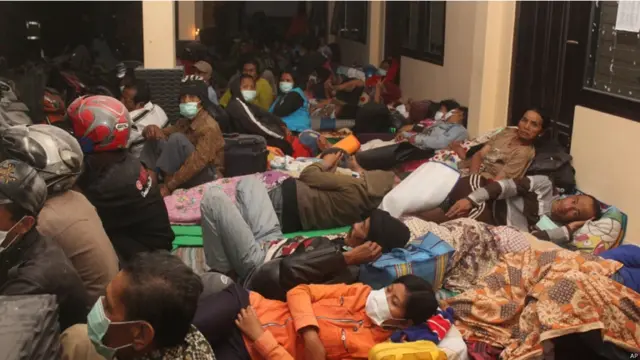 حکام کا کہنا ہے کہ راکھ اور ملبے کے بوجھ تلے دب کر دو مکانات کی چھتیں گرنے سے دو افراد ہلاک ہوئے ہیں۔