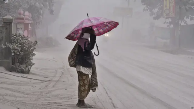 gunung kelud meletus