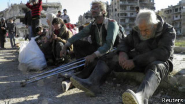 آلاف السوريين محاصرون بين المعارضة المسلحة وقوات النظام. 