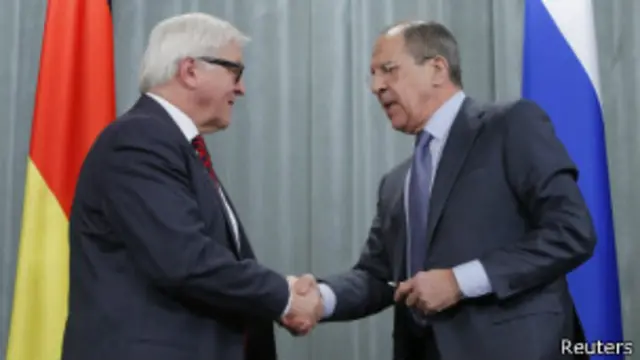 فرانک والتر اشتاین مایر، وزیر خارجه آلمان (چپ) در حال دیدار از روسیه است