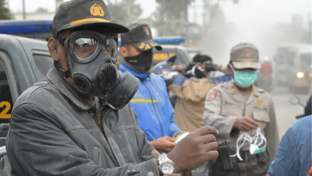 لجأت الشرطة الإندونيسية إلى توزيع كمامات الوجه على السكان في منطقة مالانغ التي تضررت من البركان شرقي جزيرة جاوا.