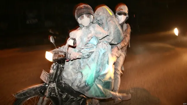 يلجأ السكان في منطقة مالانغ المنكوبة إلى أماكن أكثر أمنا هربا من الأتربة والحمم البركانية التي يطلقها جبل "كيلود".