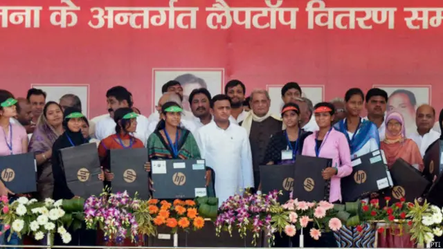 अखिलेश यादव, लैपटॉप वितरण