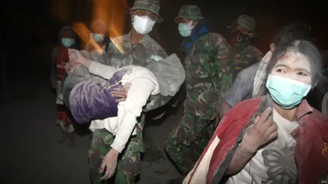 قوات الجيش تساعد في إخلاء الجرحى والمصابين الذين تضرروا بشدة من البركان الذي ضرب منطقة مالانغ شرقي جزيرة جاوا.